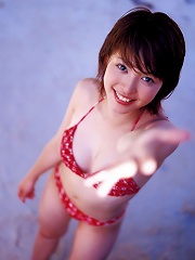 Beautiful gravure idol babe looks incredible in her bikini